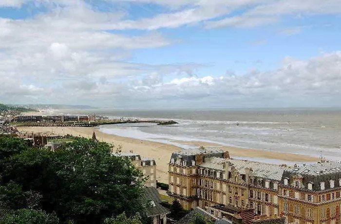 アパートホテル Pierre & Les Tamaris 2*